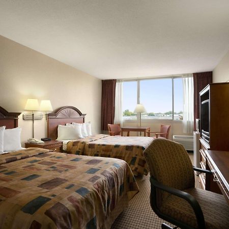 Days Inn By Wyndham Sidney Oh Esterno foto