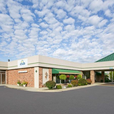 Days Inn By Wyndham Sidney Oh Esterno foto