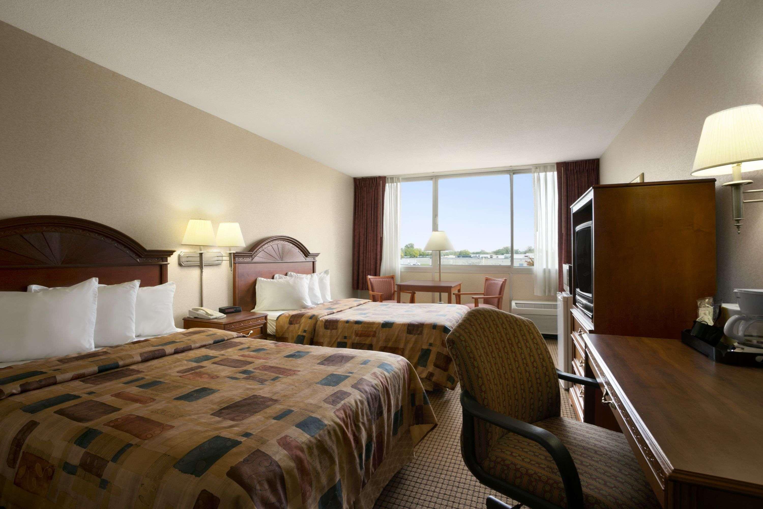 Days Inn By Wyndham Sidney Oh Esterno foto