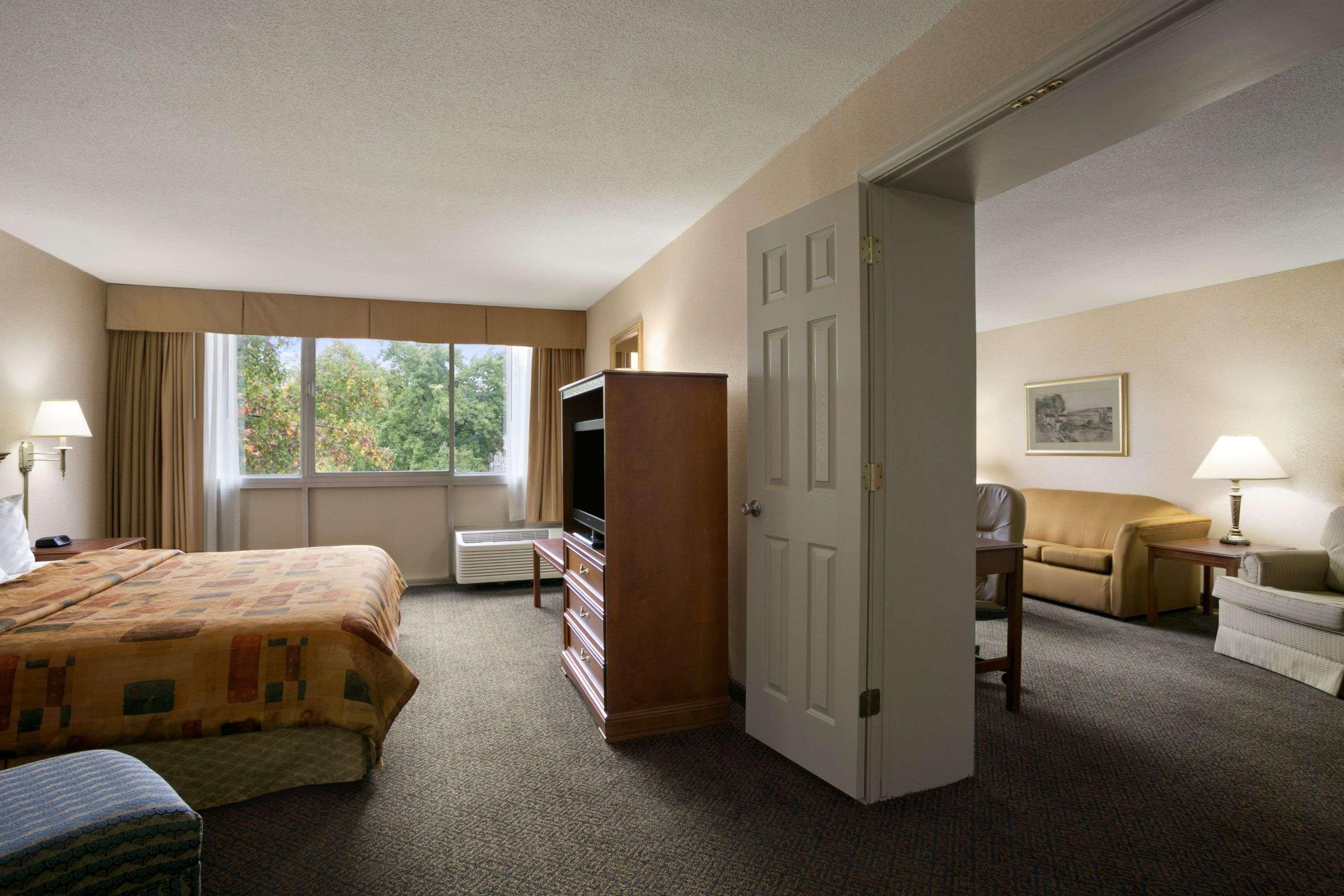 Days Inn By Wyndham Sidney Oh Esterno foto