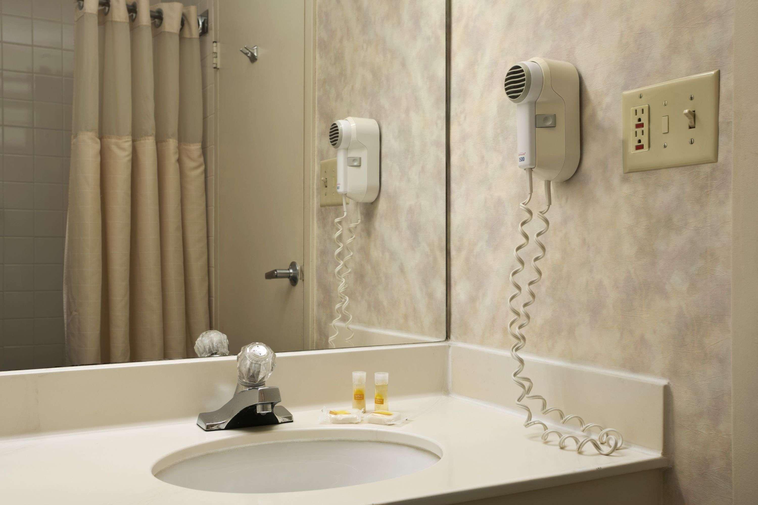 Days Inn By Wyndham Sidney Oh Esterno foto