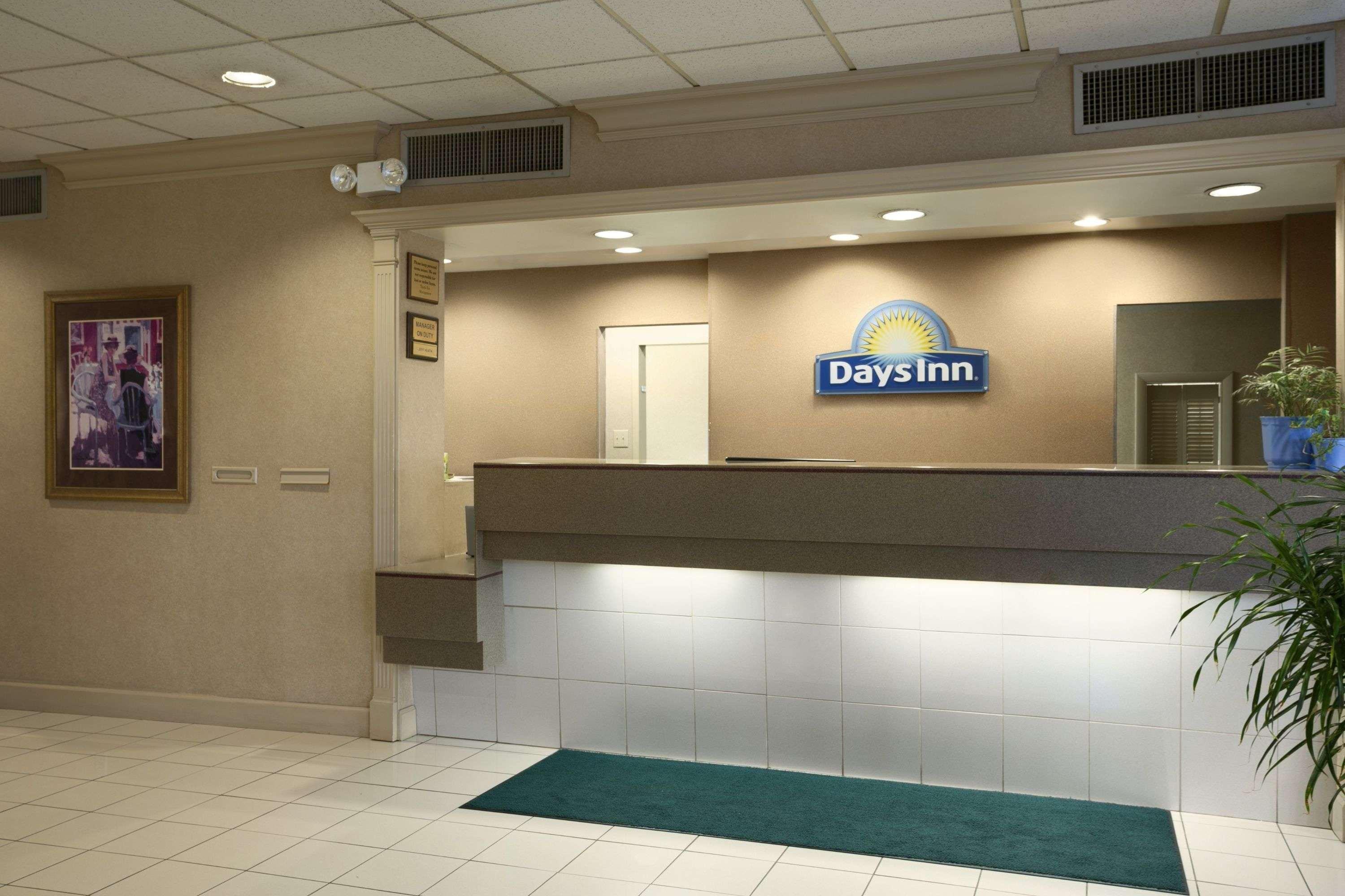 Days Inn By Wyndham Sidney Oh Esterno foto