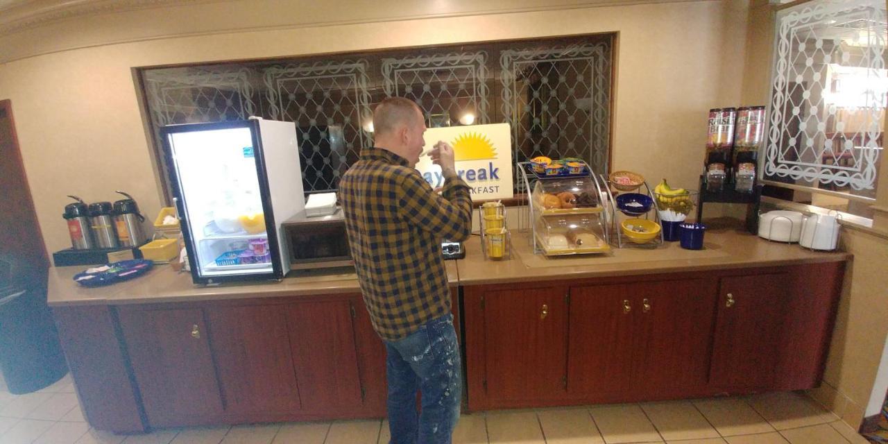 Days Inn By Wyndham Sidney Oh Esterno foto